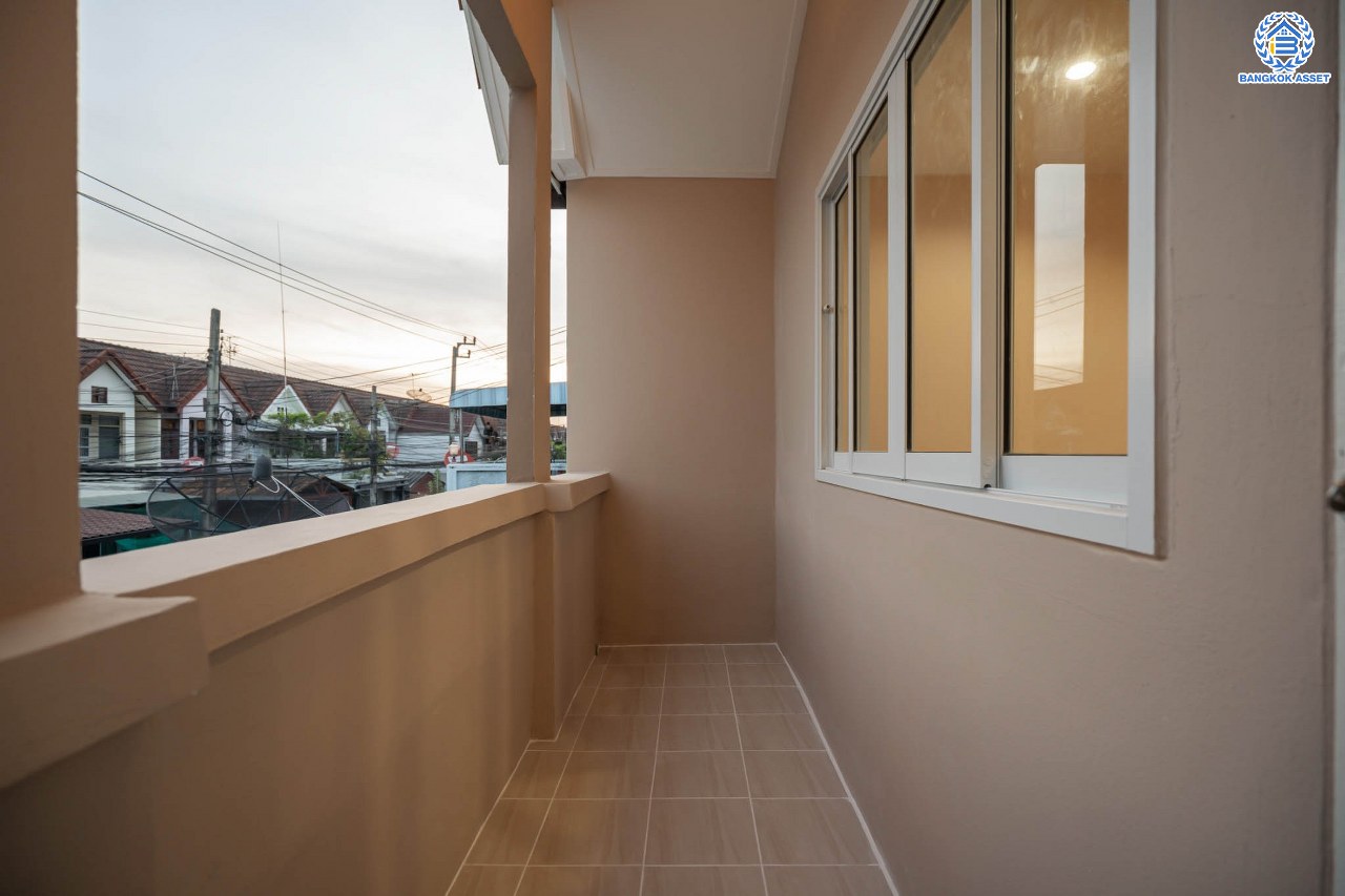 บ้านมือสองตกแต่งใหม่ โครงการ ราณี4 แจ้งวัฒนะ เนื้อที่ 23 ตร.ว. ฟังก์ชัน 2 ห้องนอน 2 ห้องน้ำ จอดรถได้ 1 คัน รองรับทุกกิจกรรม บนทำเลเชื่อมต่อหลายเส้นทาง ใกล้สนามบินดอนเมือง จุดขึ้นทางด่วน "โทลล์เวย์ดอนเมือง" และรถไฟฟ้าสายสีแดง "สถานีหลักสี่"